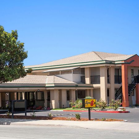 Super 8 By Wyndham Salinas Motel Екстериор снимка