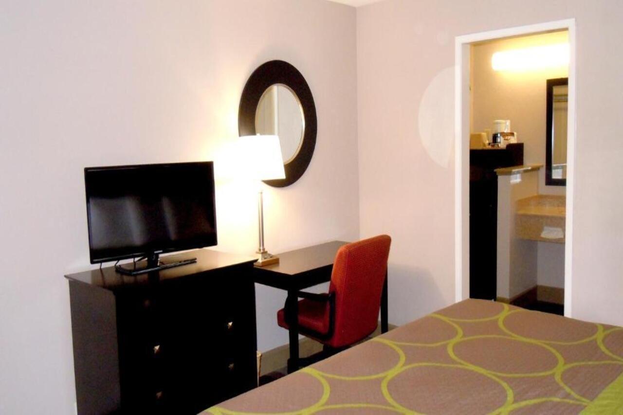 Super 8 By Wyndham Salinas Motel Екстериор снимка