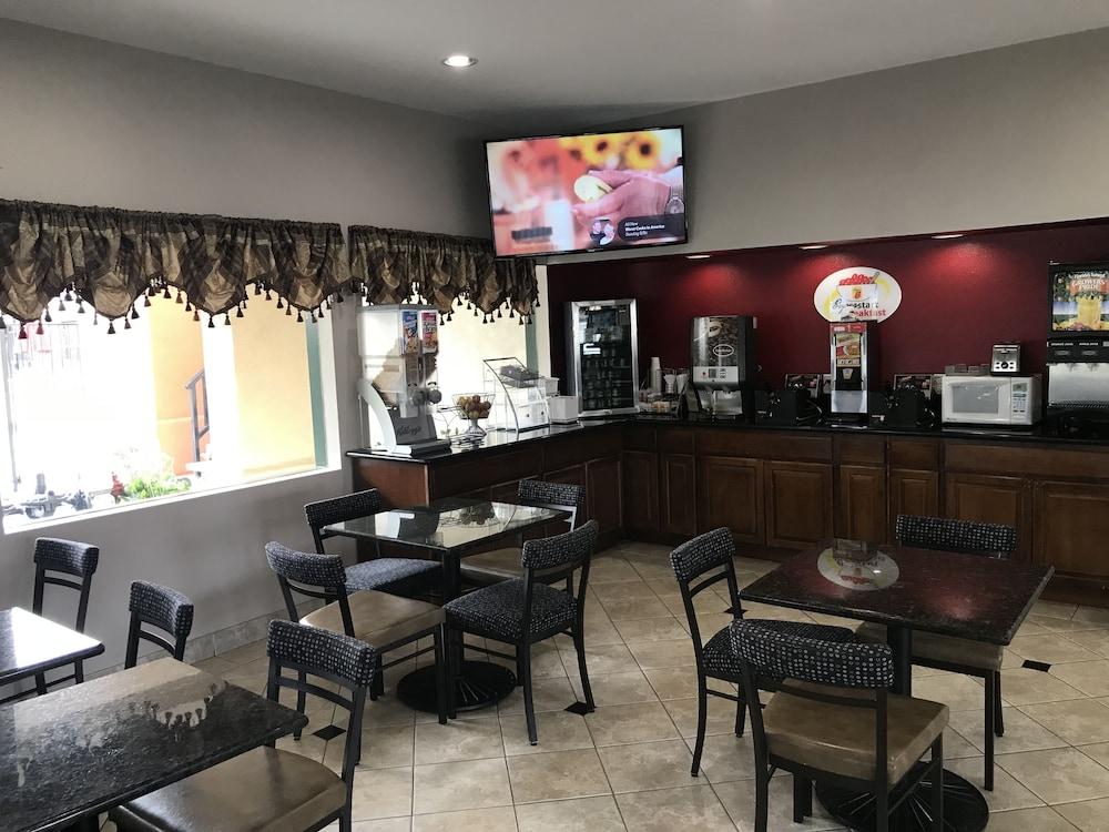 Super 8 By Wyndham Salinas Motel Екстериор снимка