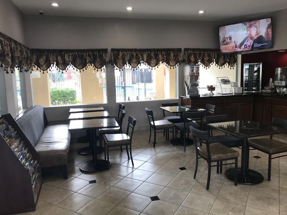 Super 8 By Wyndham Salinas Motel Екстериор снимка