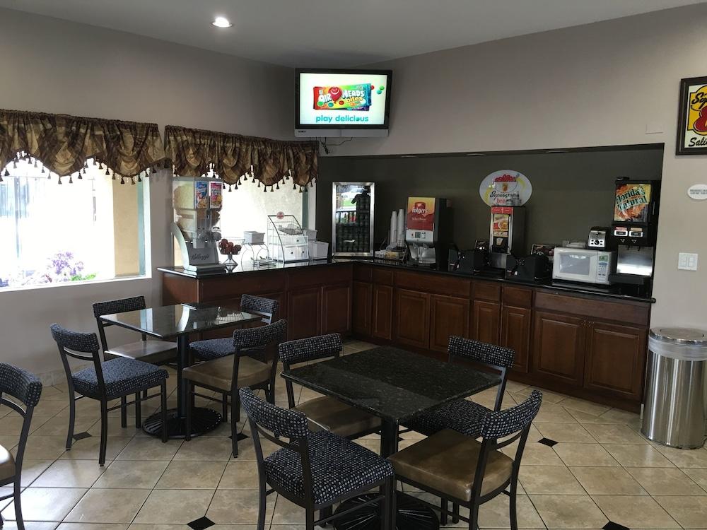 Super 8 By Wyndham Salinas Motel Екстериор снимка