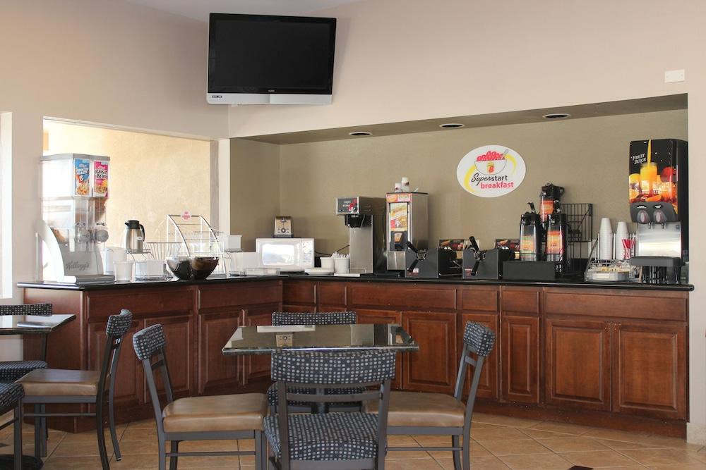 Super 8 By Wyndham Salinas Motel Екстериор снимка
