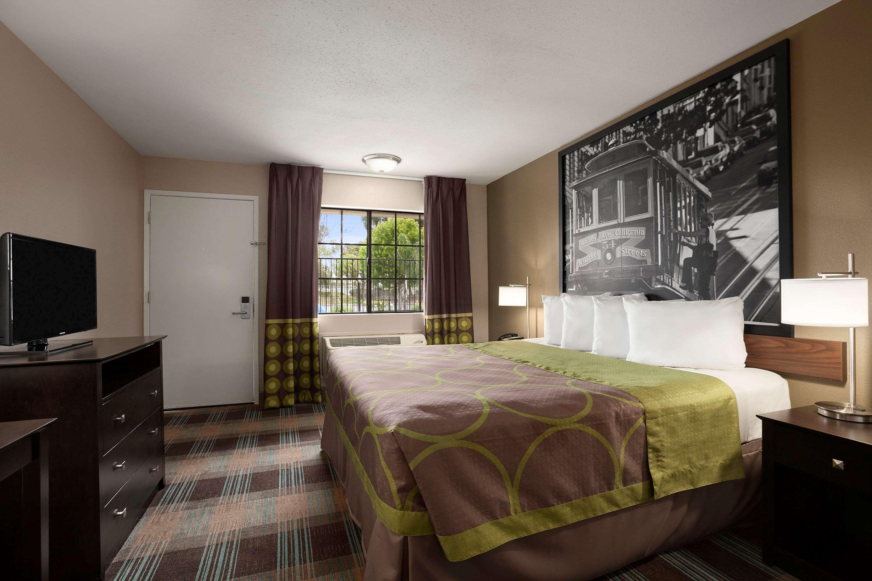 Super 8 By Wyndham Salinas Motel Екстериор снимка