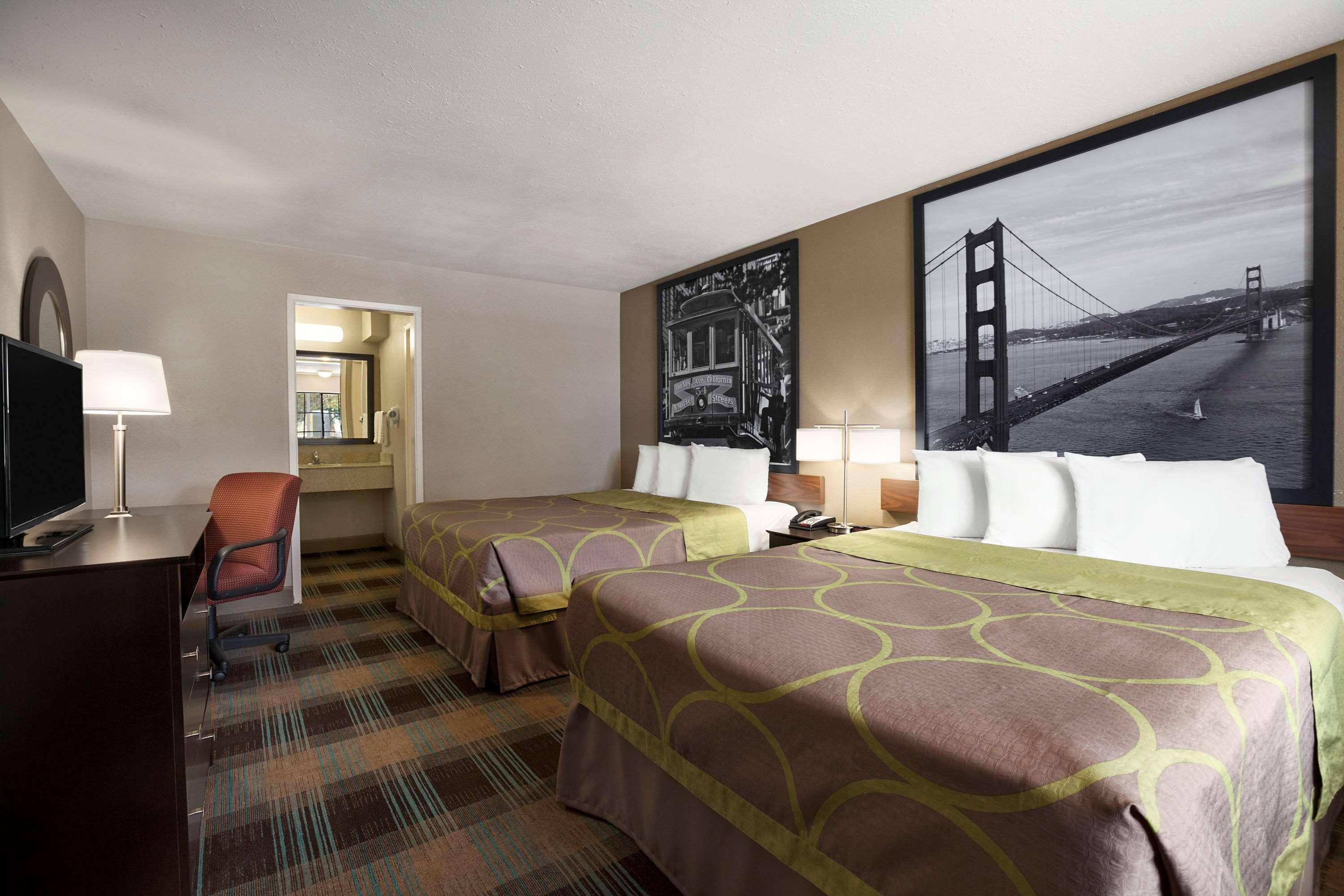 Super 8 By Wyndham Salinas Motel Екстериор снимка