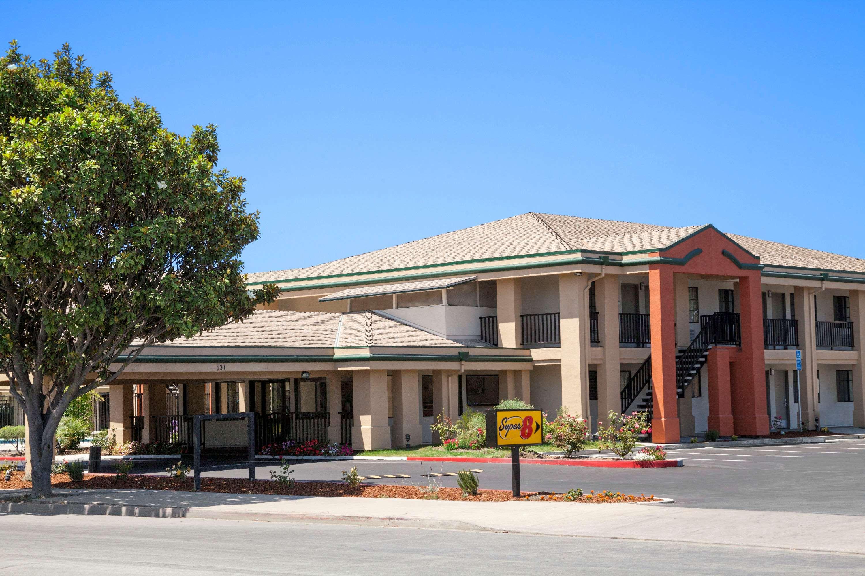 Super 8 By Wyndham Salinas Motel Екстериор снимка