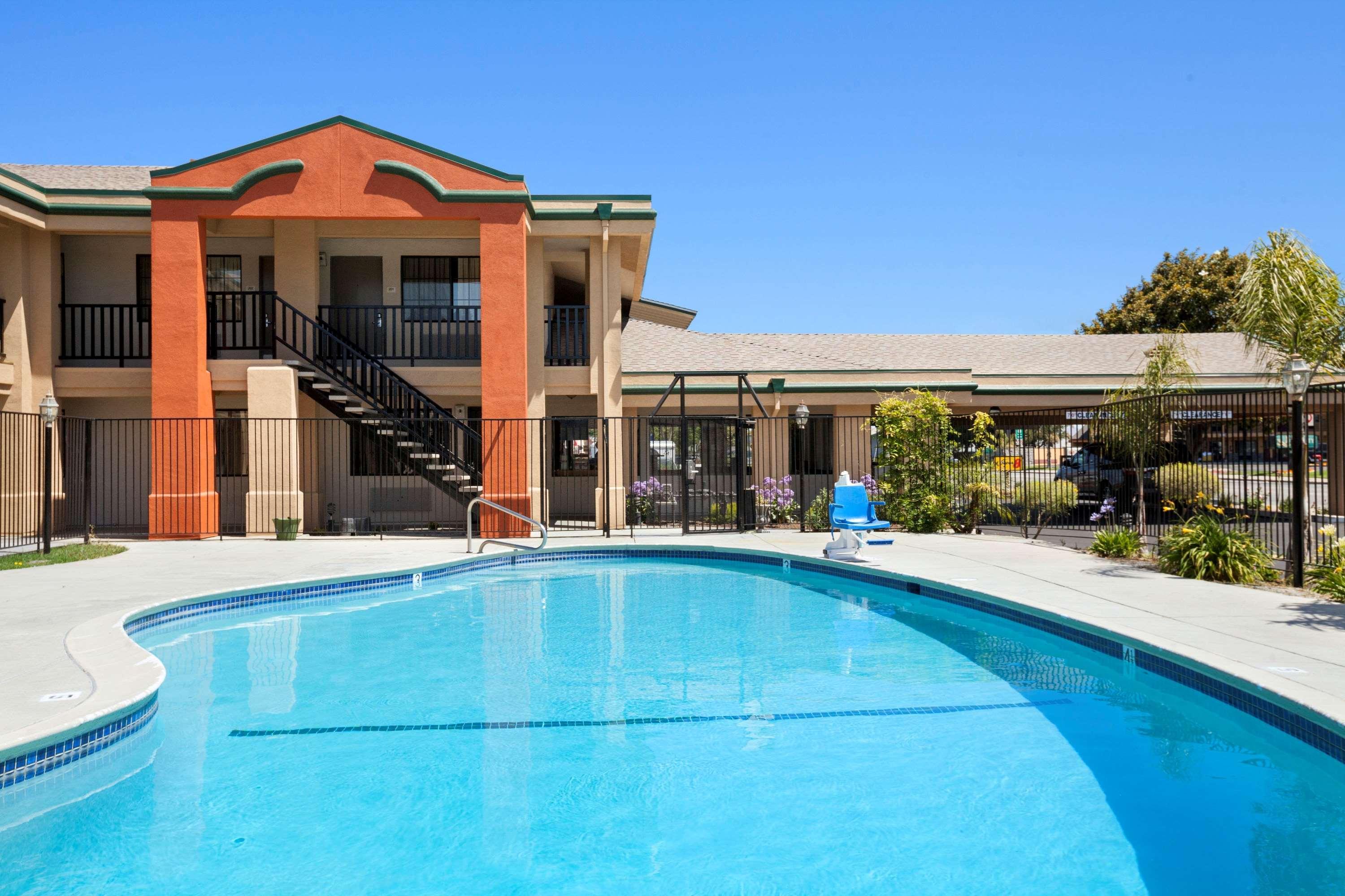 Super 8 By Wyndham Salinas Motel Екстериор снимка