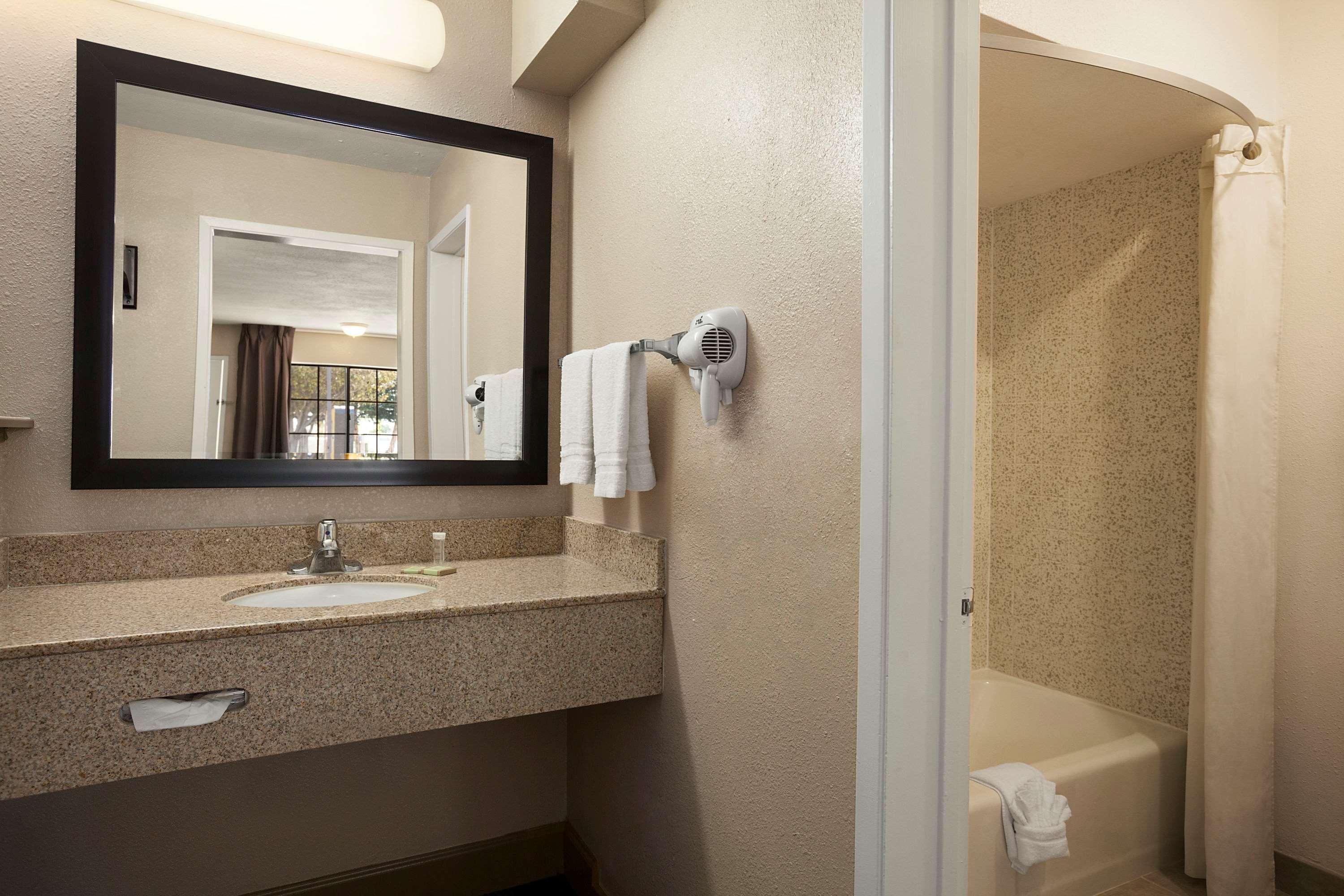 Super 8 By Wyndham Salinas Motel Екстериор снимка