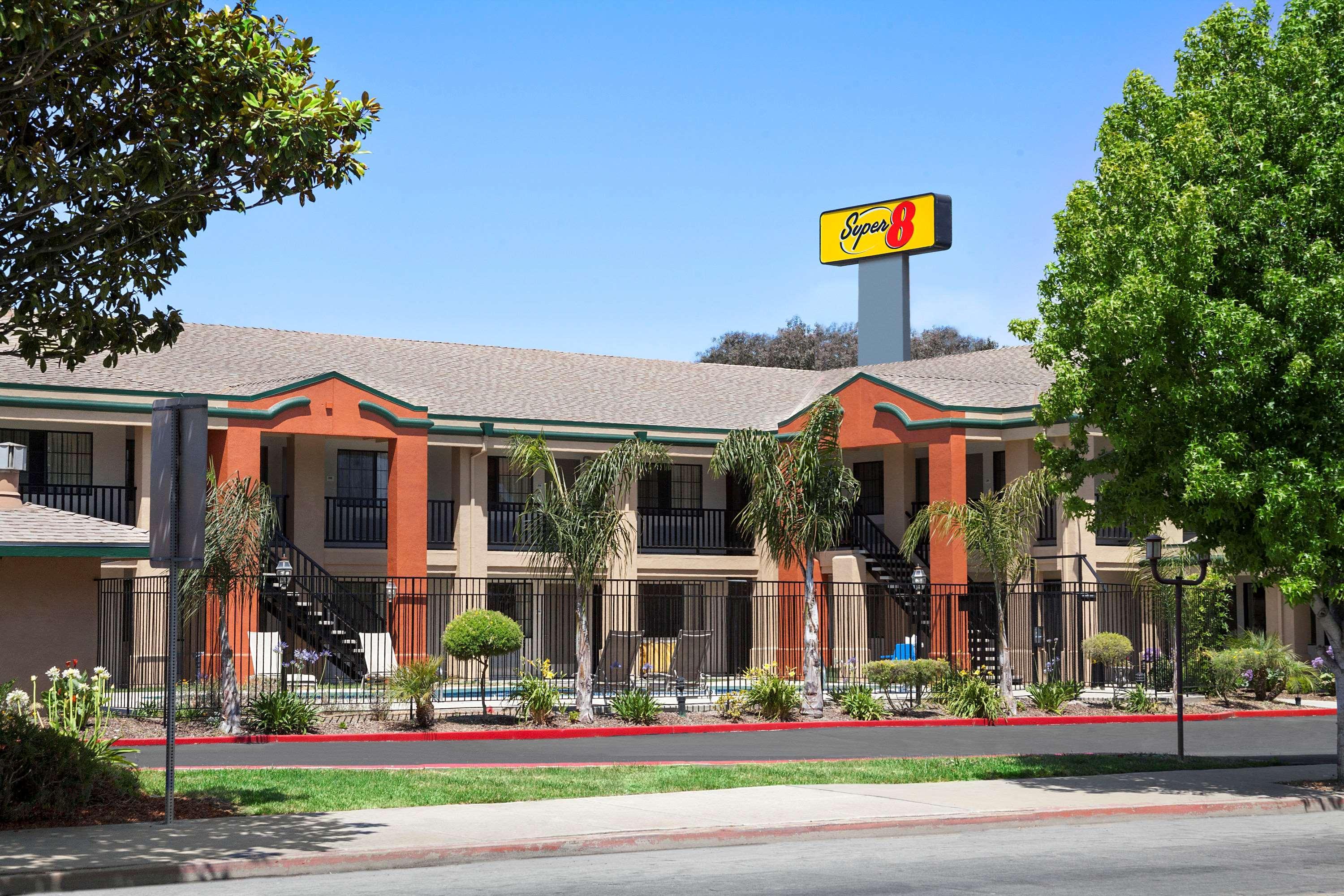 Super 8 By Wyndham Salinas Motel Екстериор снимка
