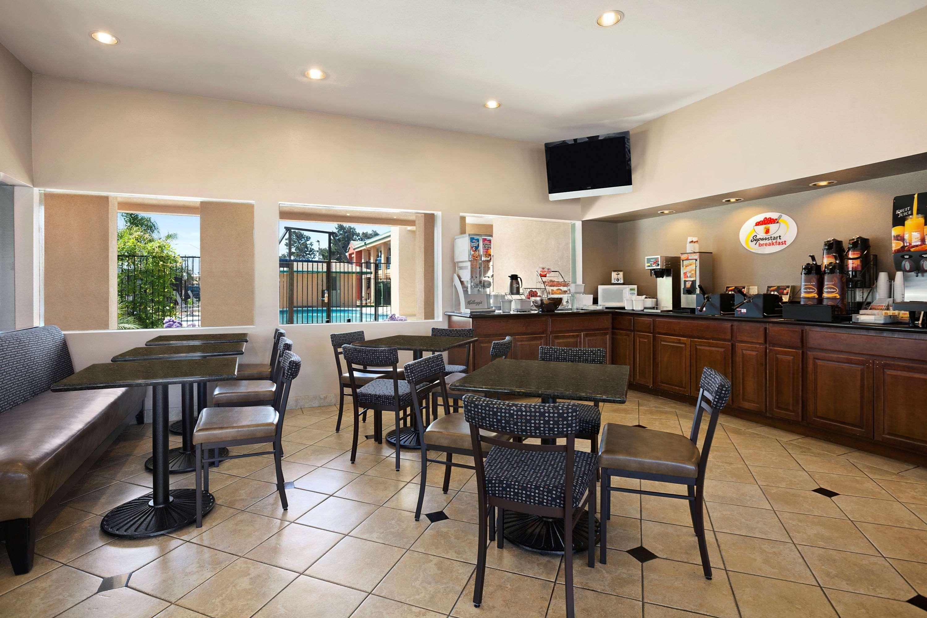 Super 8 By Wyndham Salinas Motel Екстериор снимка