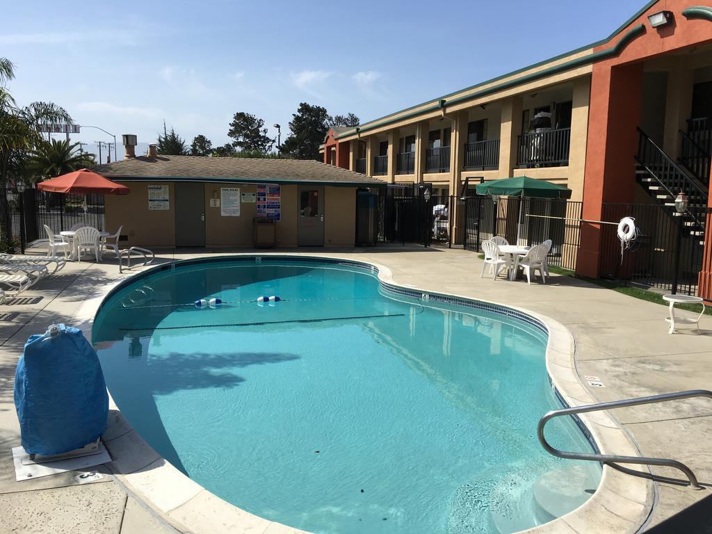 Super 8 By Wyndham Salinas Motel Екстериор снимка