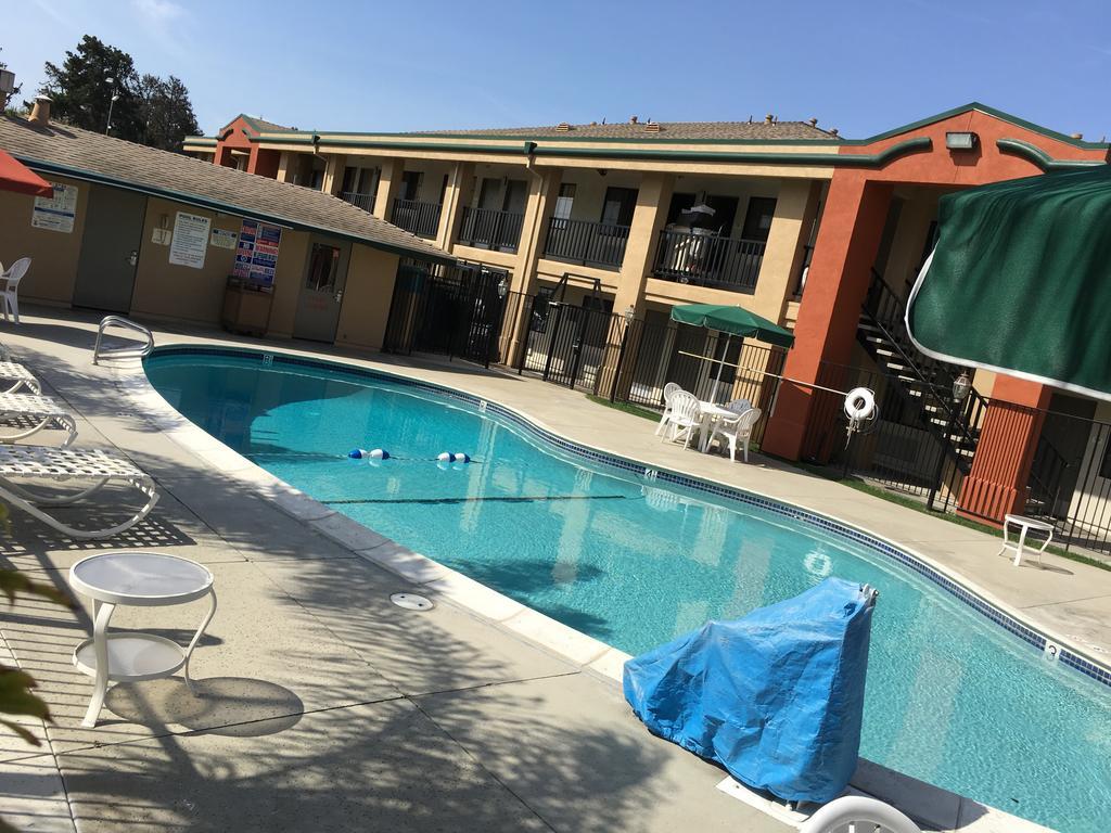 Super 8 By Wyndham Salinas Motel Екстериор снимка