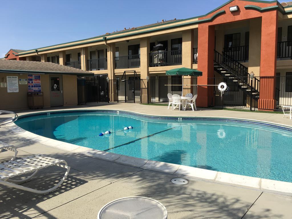 Super 8 By Wyndham Salinas Motel Екстериор снимка