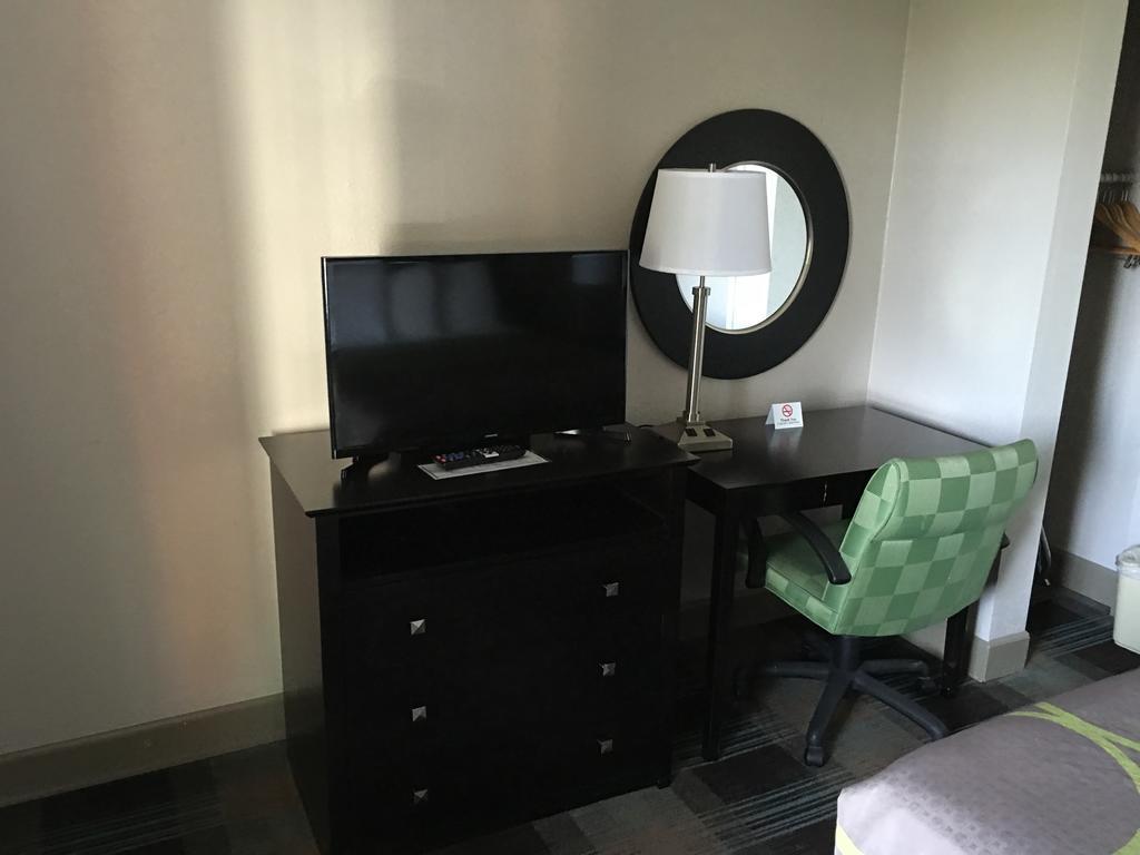 Super 8 By Wyndham Salinas Motel Екстериор снимка