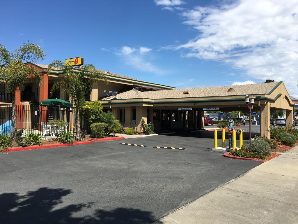 Super 8 By Wyndham Salinas Motel Екстериор снимка