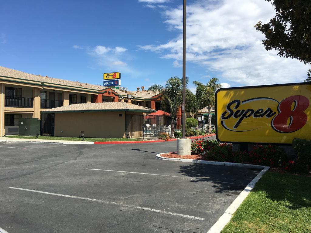 Super 8 By Wyndham Salinas Motel Екстериор снимка
