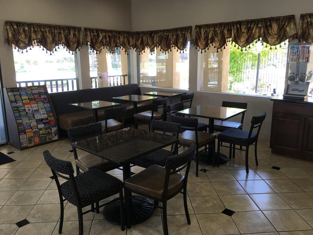 Super 8 By Wyndham Salinas Motel Екстериор снимка