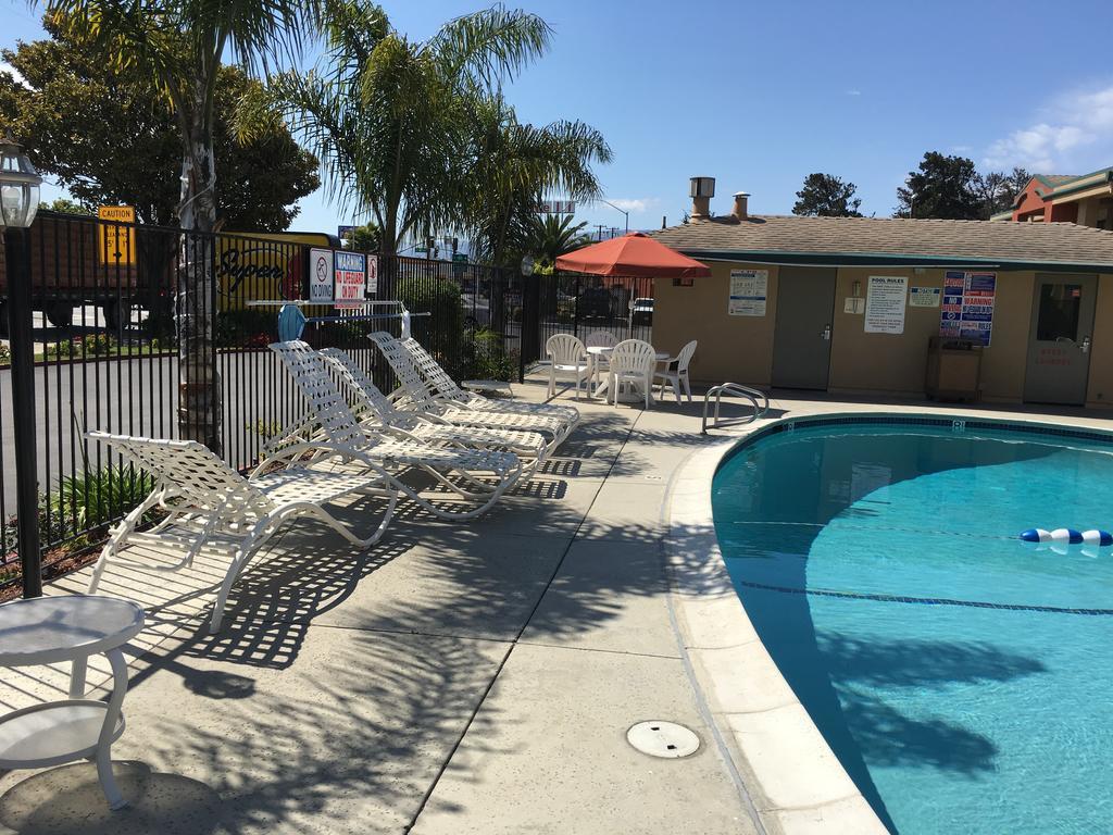 Super 8 By Wyndham Salinas Motel Екстериор снимка