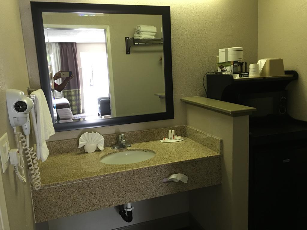Super 8 By Wyndham Salinas Motel Екстериор снимка