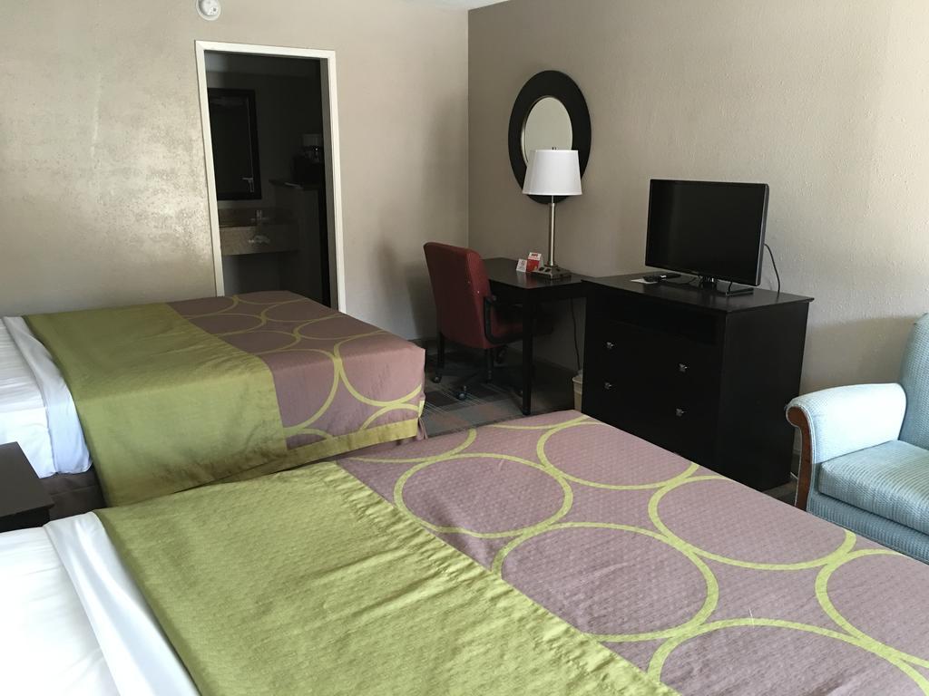 Super 8 By Wyndham Salinas Motel Екстериор снимка