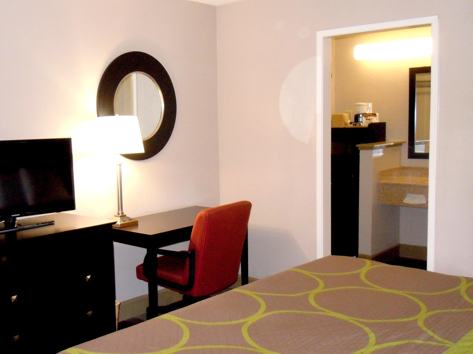 Super 8 By Wyndham Salinas Motel Екстериор снимка