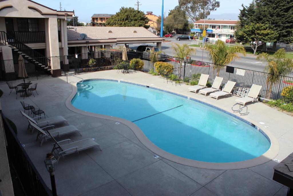 Super 8 By Wyndham Salinas Motel Екстериор снимка