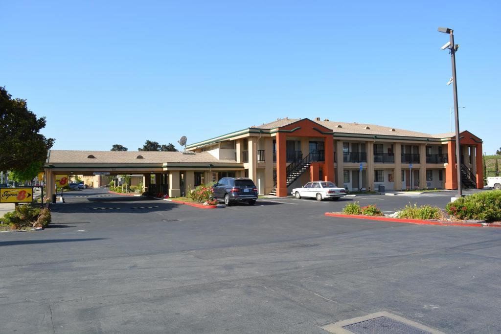 Super 8 By Wyndham Salinas Motel Екстериор снимка