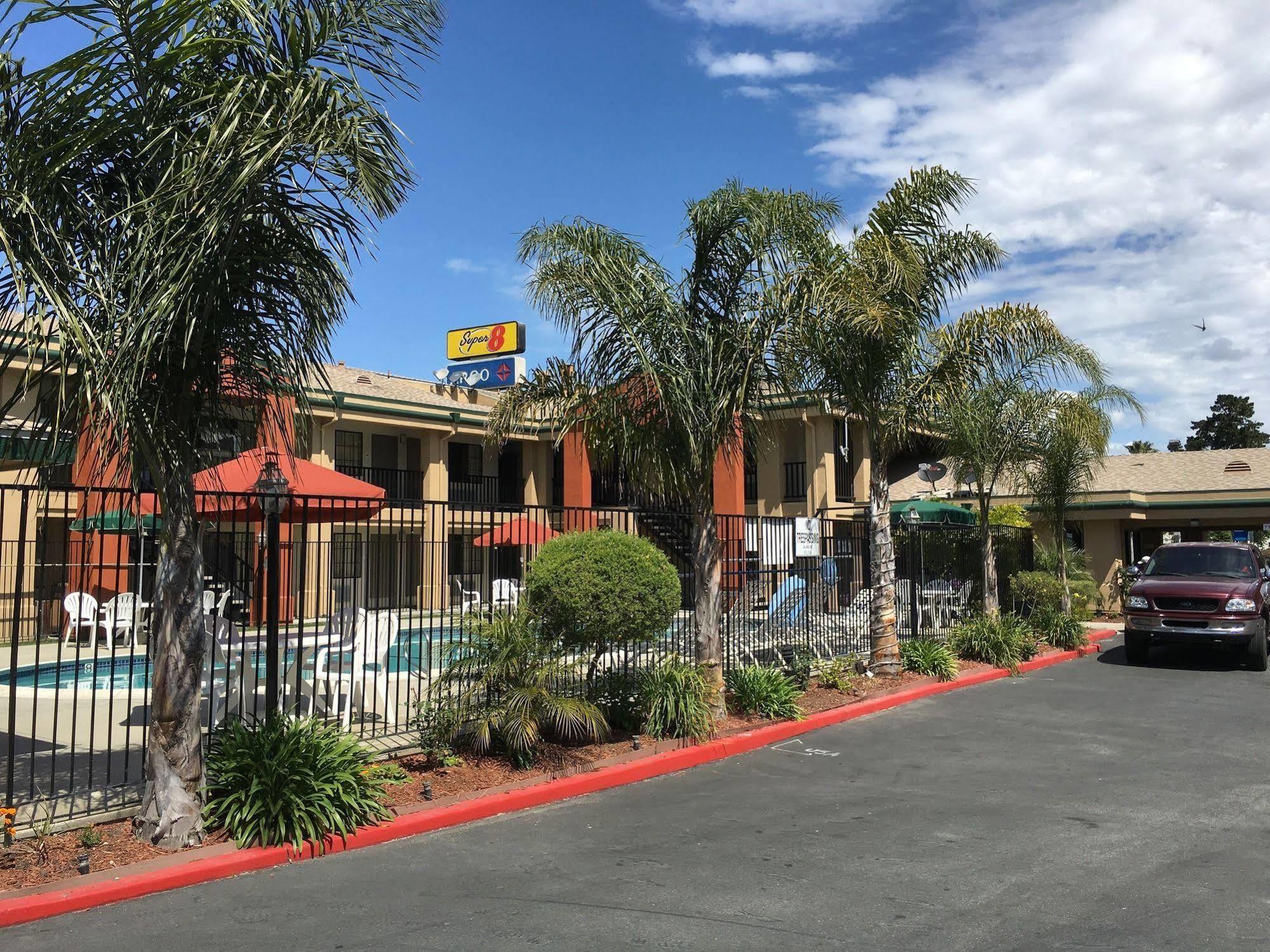 Super 8 By Wyndham Salinas Motel Екстериор снимка