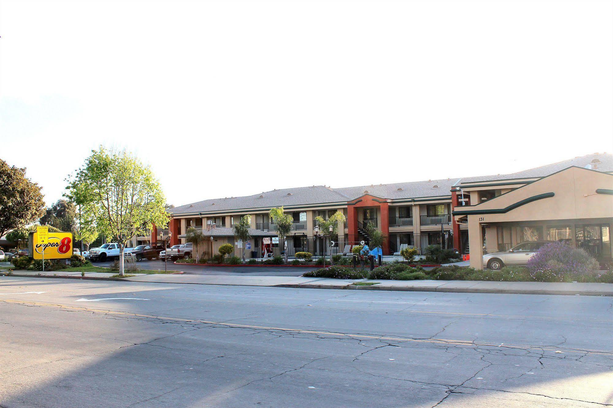 Super 8 By Wyndham Salinas Motel Екстериор снимка