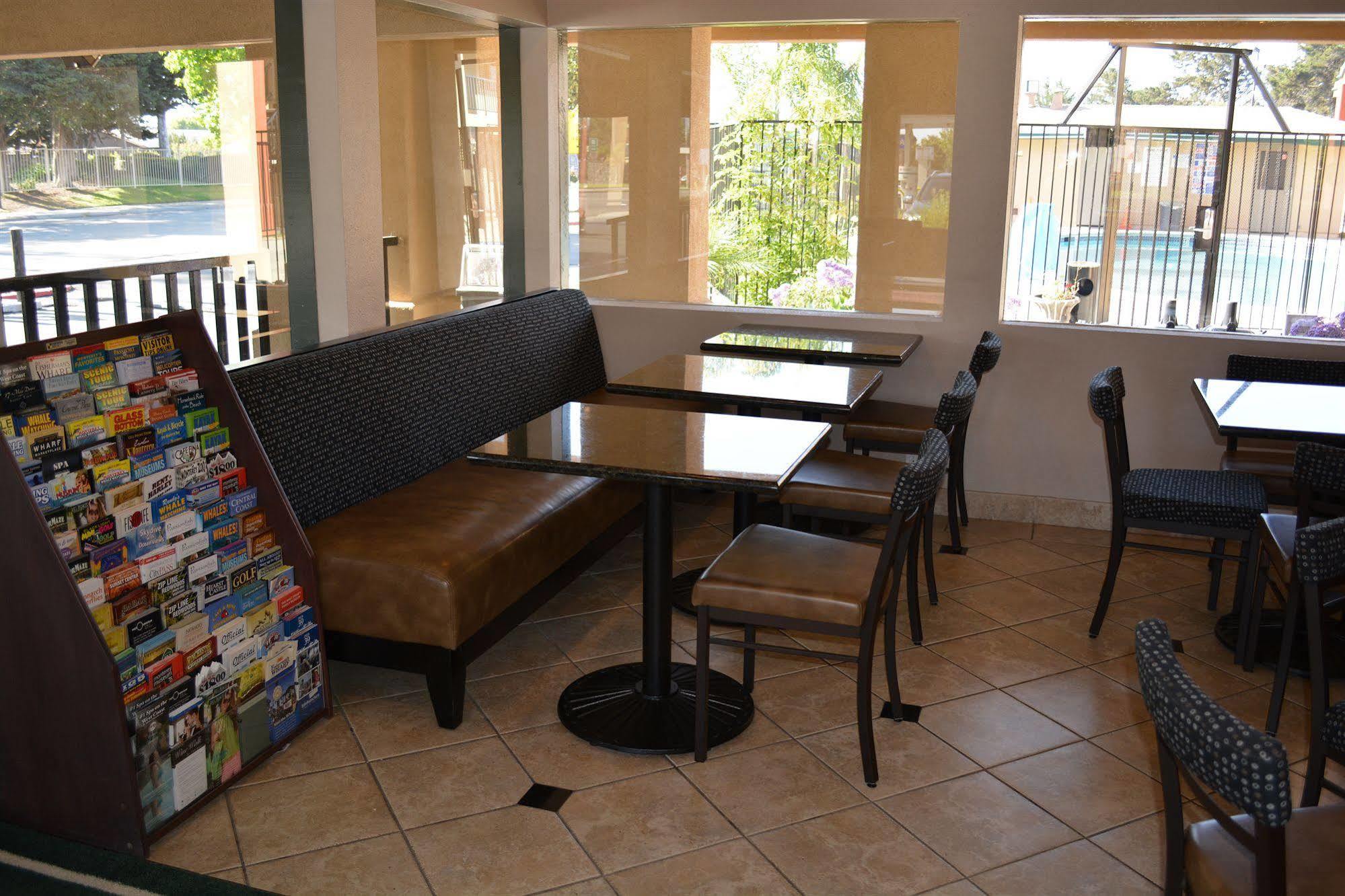 Super 8 By Wyndham Salinas Motel Екстериор снимка