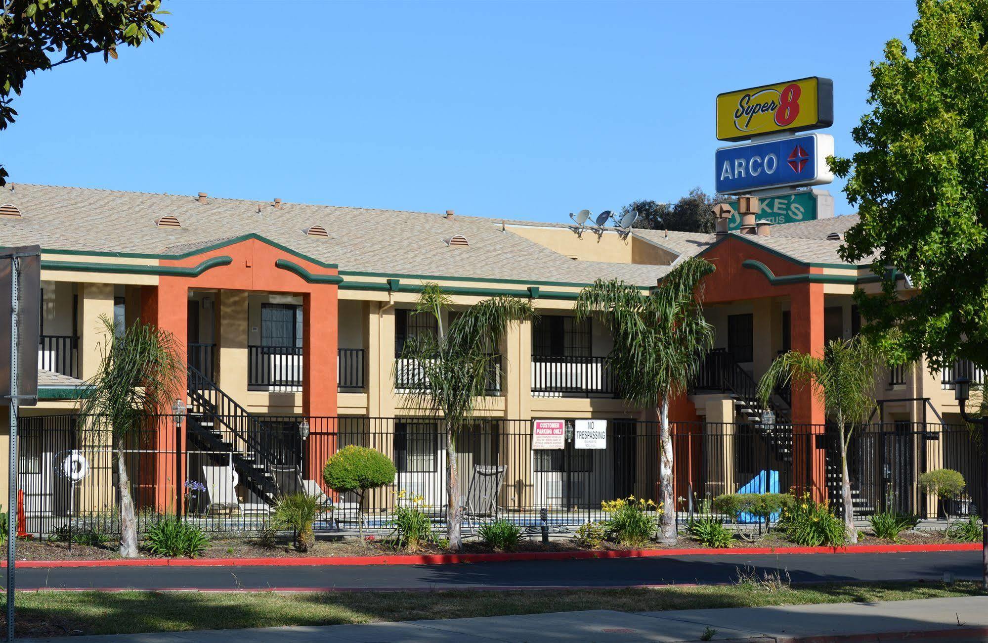 Super 8 By Wyndham Salinas Motel Екстериор снимка