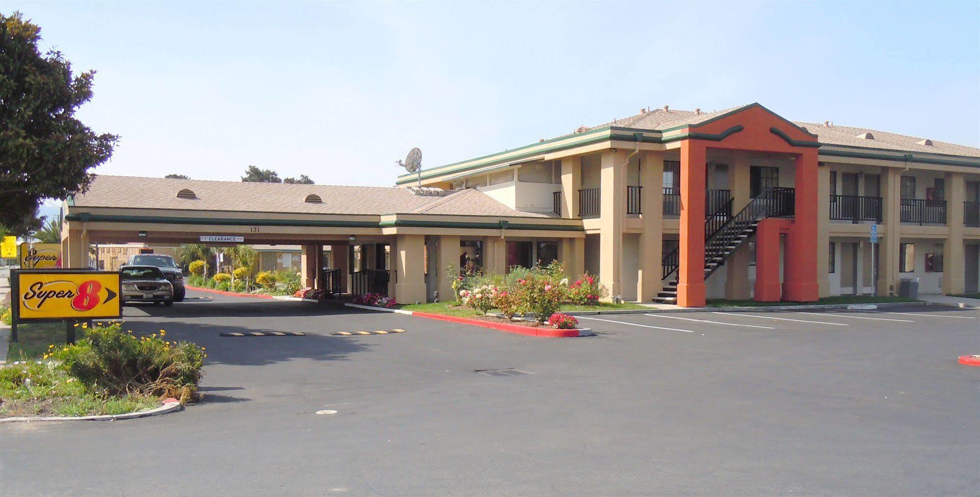 Super 8 By Wyndham Salinas Motel Екстериор снимка