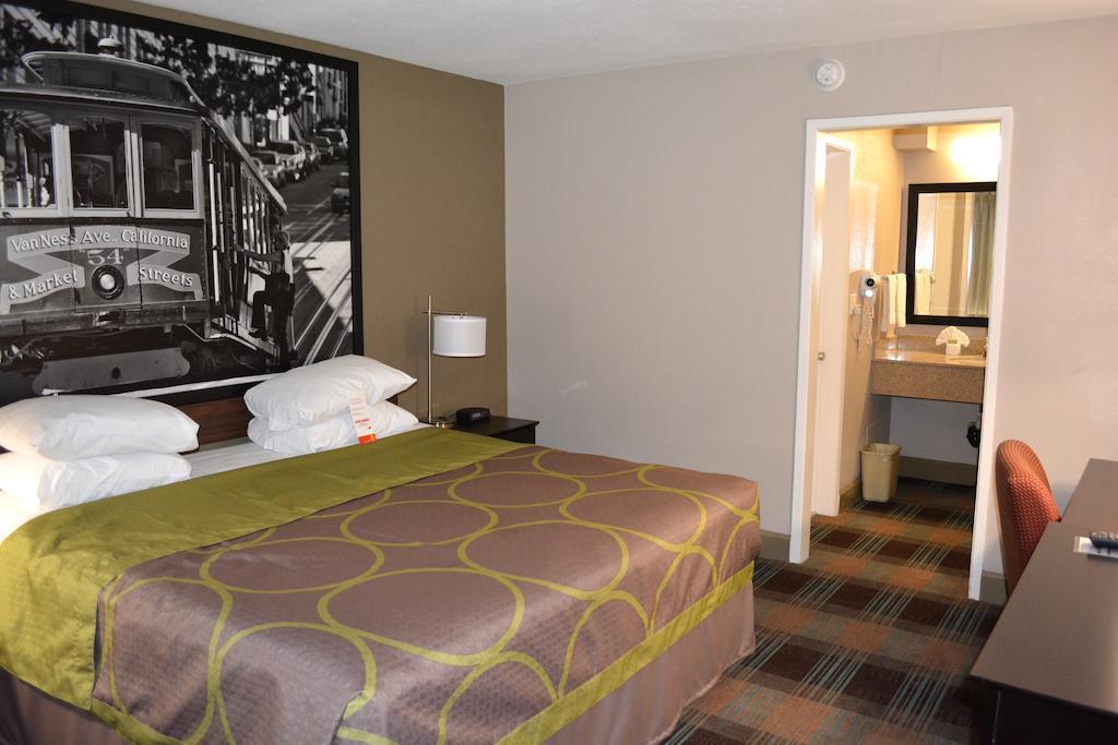 Super 8 By Wyndham Salinas Motel Стая снимка